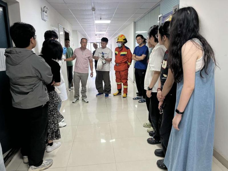 公共卫生学院开展“走进实验室、...